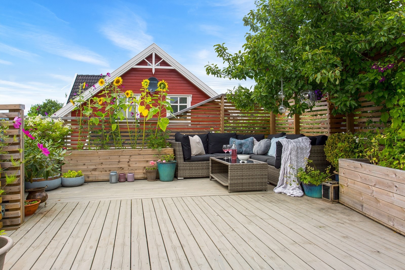 Det er rikelig med plass til flere sittegrupper. Bildet er hentet fra tidligere salgsoppgave. Galleribilde