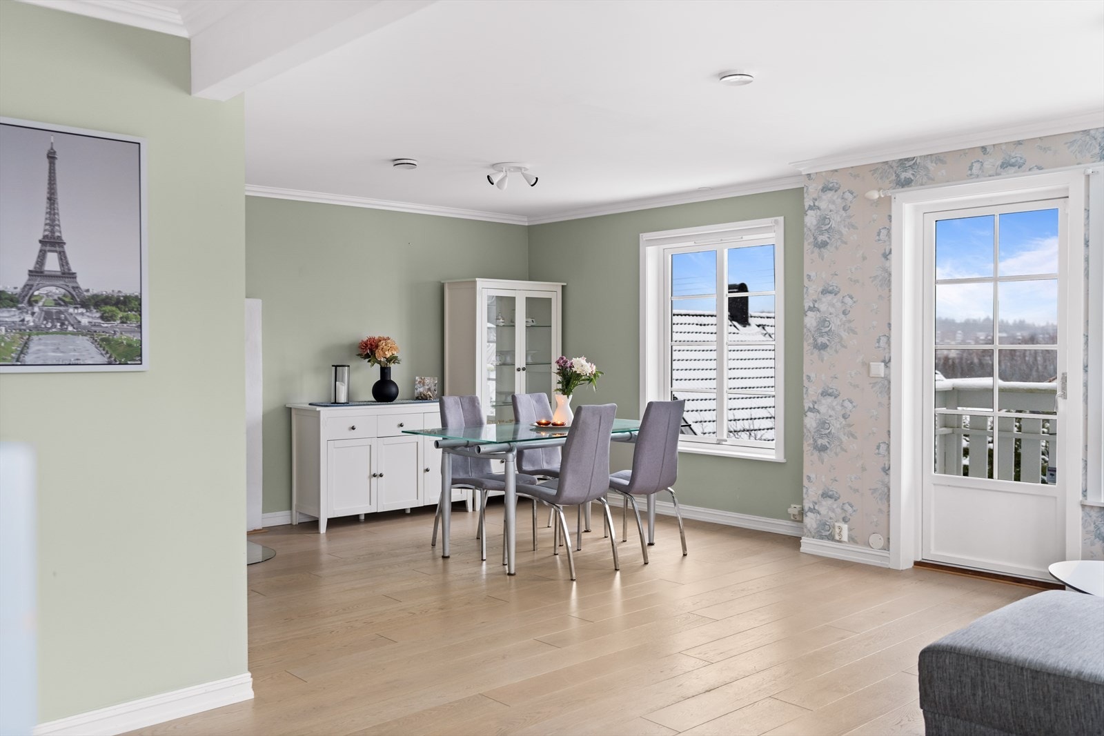 Veggflatene består delvis av tapet, og delvis malte slette flater. Galleribilde