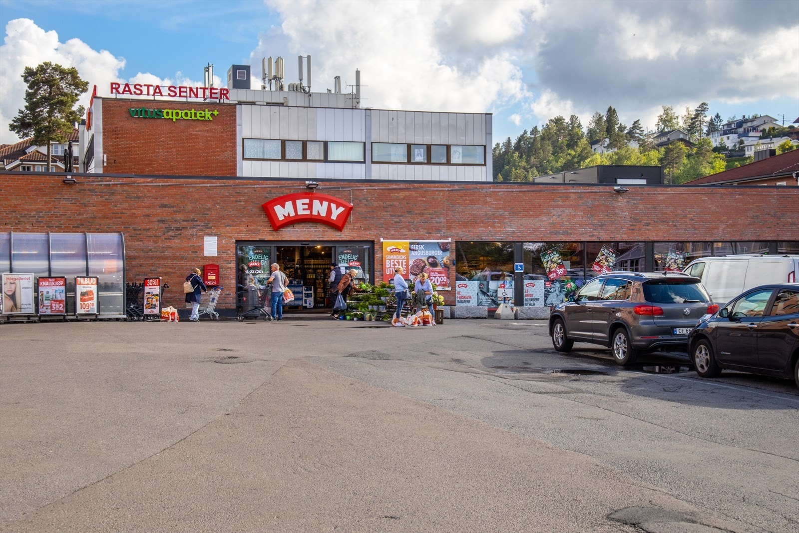 Dagligvarehandelen kan enkelt gjøres på Rasta senter. Galleribilde