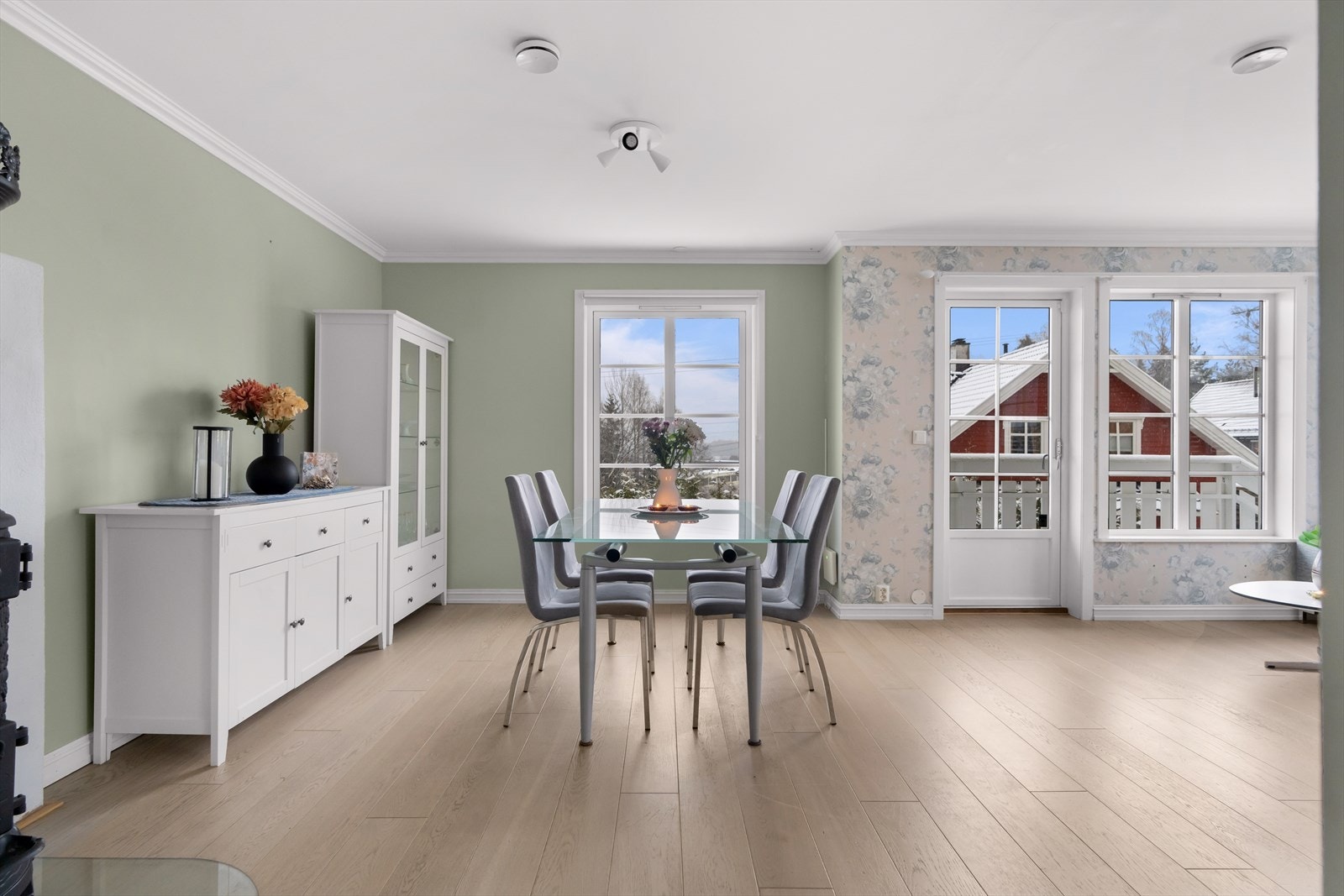 Rommet har store vindusflater som slipper inn rikelig med naturlig lys. Galleribilde