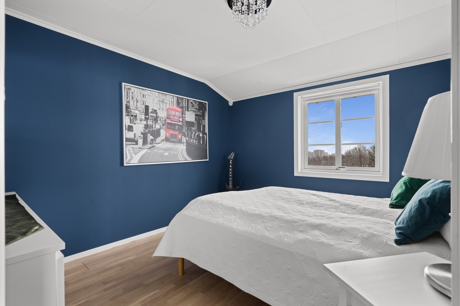 Fra loftstuen er det inngang til et soverom. Galleribilde