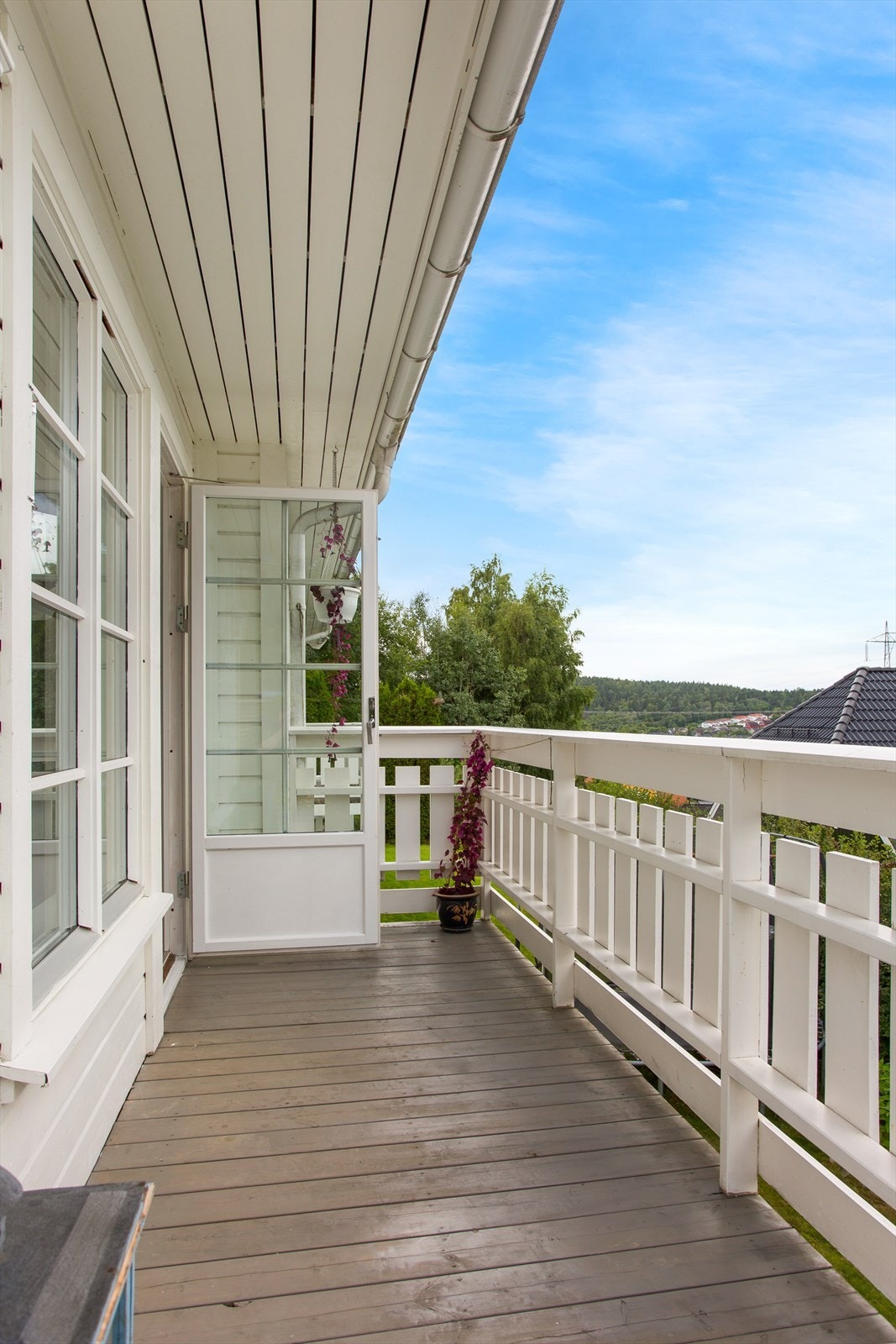 Uteplassen er målt til 5 m², med trapp ned til den større terrasseflaten. Bildet er hentet fra tidligere salgsoppgave. Galleribilde