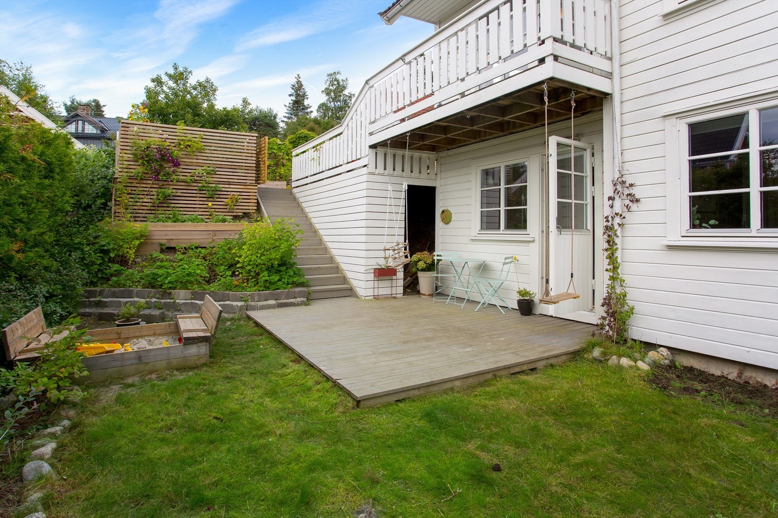 Her ute er det plass til sittegruppe, og det er videre utgang til hagen. Bildet er hentet fra tidligere salgsoppgave. Galleribilde