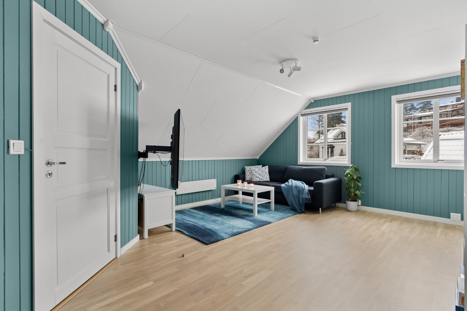 Fra trappen kommer man opp i en lys loftstue. Galleribilde