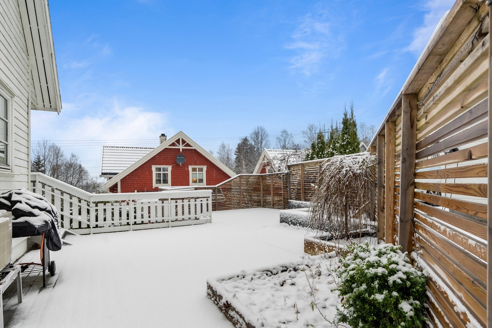Boligen strekker seg over 3 plan, og byr på flere uteplasser & flotte solforhold! Galleribilde