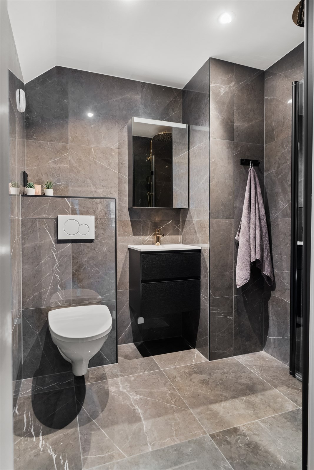 Etasjen har et pent flislagt baderom. Baderommet ble totaloppusset i 2022, firma for arbeidet var Strømmen Keramiske Håndverk AS. Galleribilde