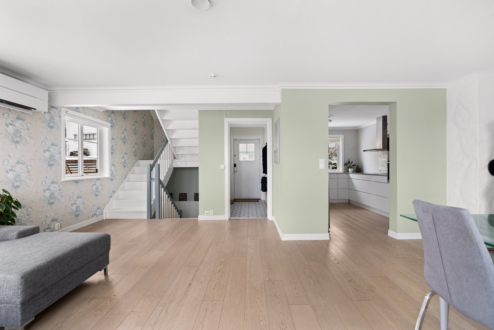 Det er åpen trapp ned til underetasjen, samt opp til 2. etasje. Galleribilde