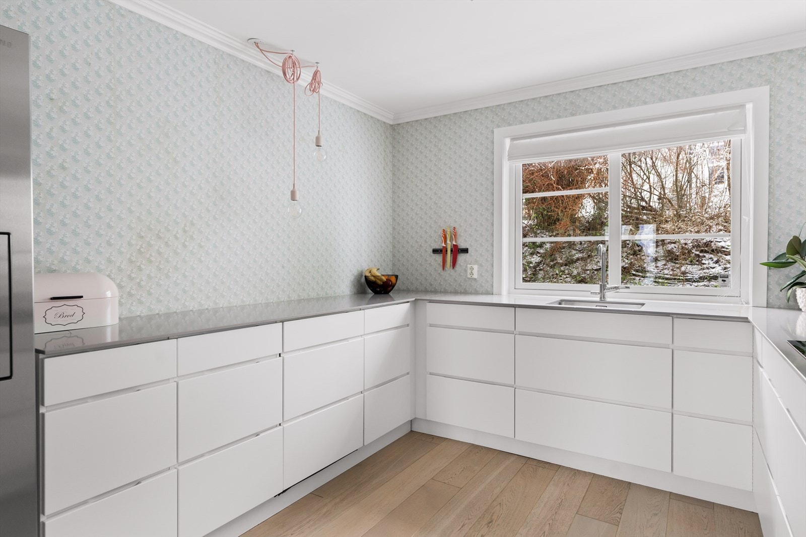 Kjøkkenet har belysning via lamper i himling. Galleribilde