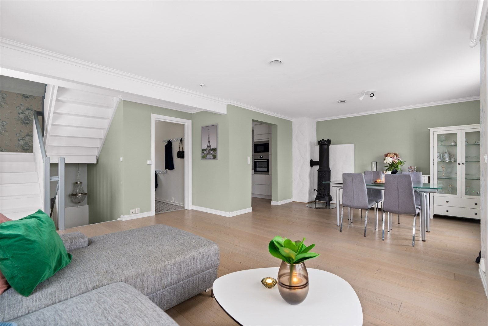 Rommet har god plass til sofaseksjon, tv-møbel og spisegruppe. Galleribilde