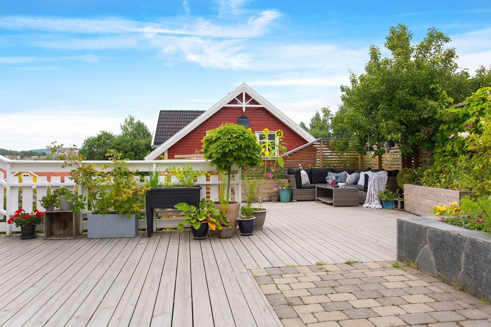 Her ute er det god plass til utemøbler, samt grill. Bildet er hentet fra tidligere salgsoppgave. Galleribilde