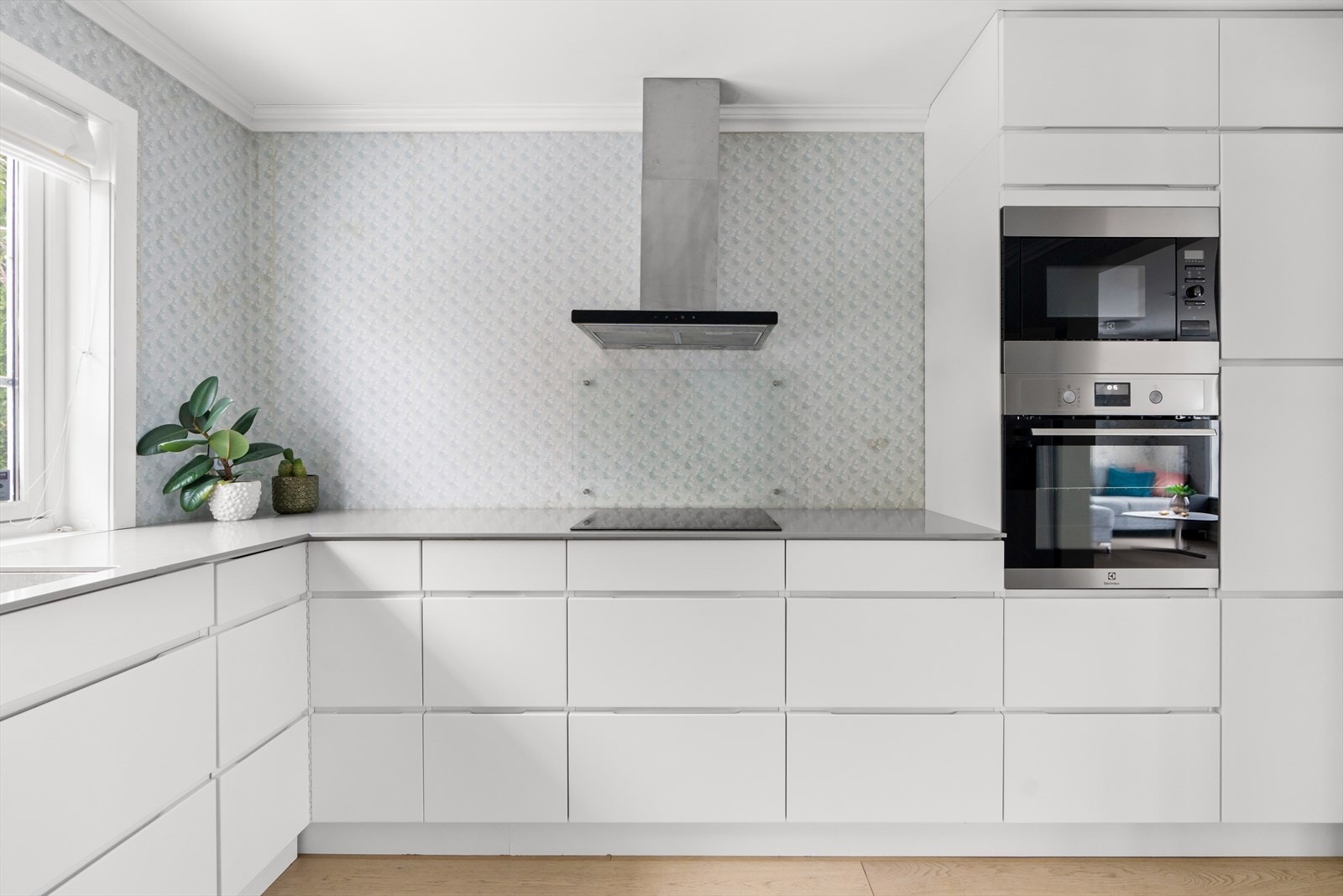 Over benkeplaten er det tapetserte veggflater, samt sprutplate bak platetoppen. Galleribilde