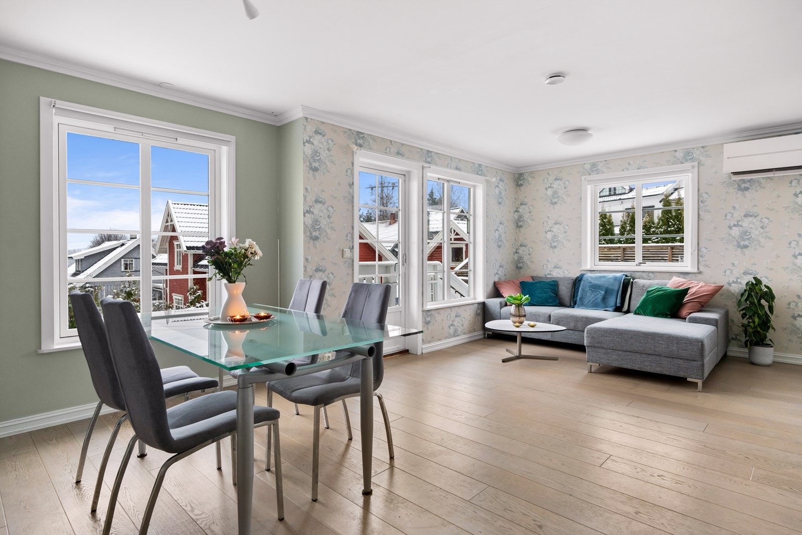 Fra stuen er det utgang til en herlig veranda i trekonstruksjon. Galleribilde