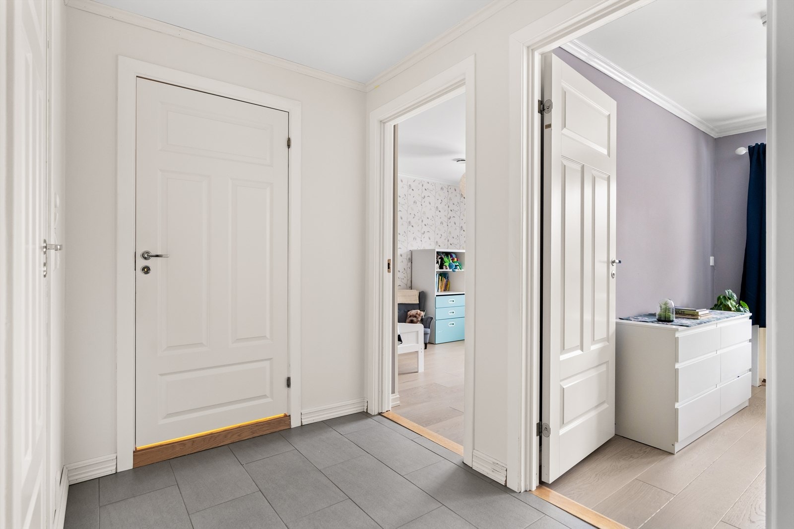 Fra gangen i underetasjen er det inngang til to soverom. Galleribilde