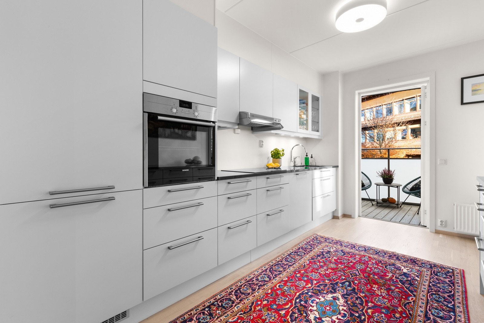 Fra kjøkkenet er det utgang til frokost balkongen Galleribilde