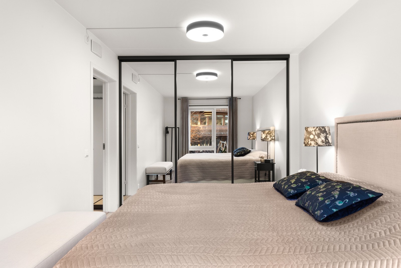 Rommet er utstyrt med stor skyvedørsgarderobe Galleribilde