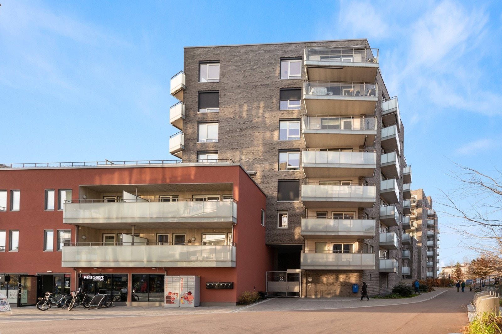 Leiligheten ligger plassert i byggets 3. etasje med to balkonger Galleribilde