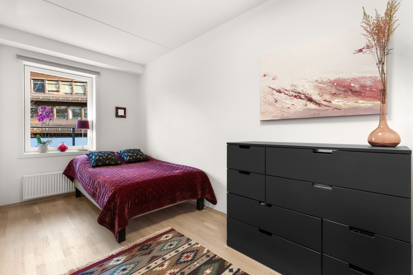 Leilighetens andre soverom har møbleringsmuligheter for seng og det en måtte ha behov for. Galleribilde