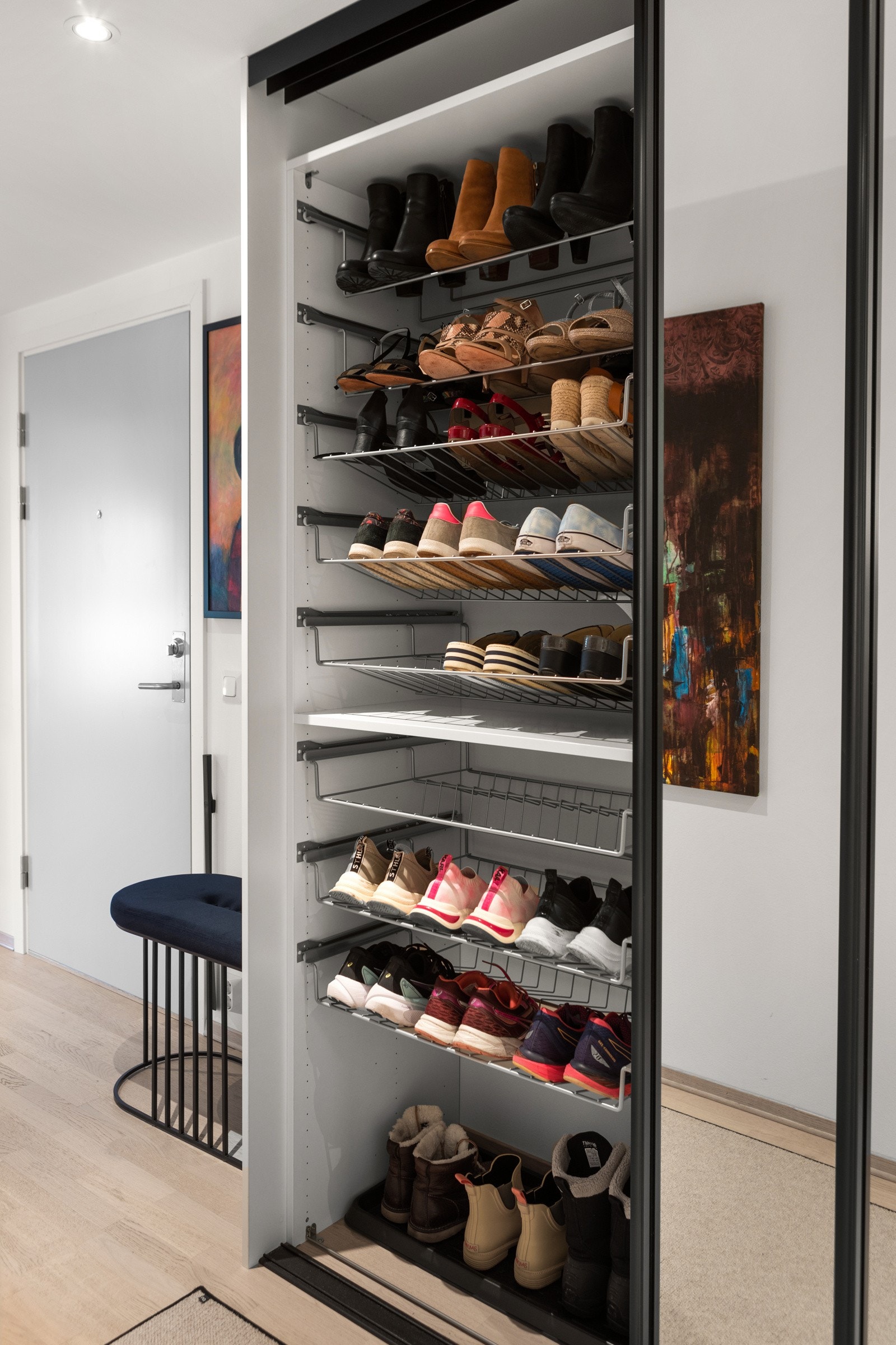 Skyvedørsgarderobe i entréen Galleribilde