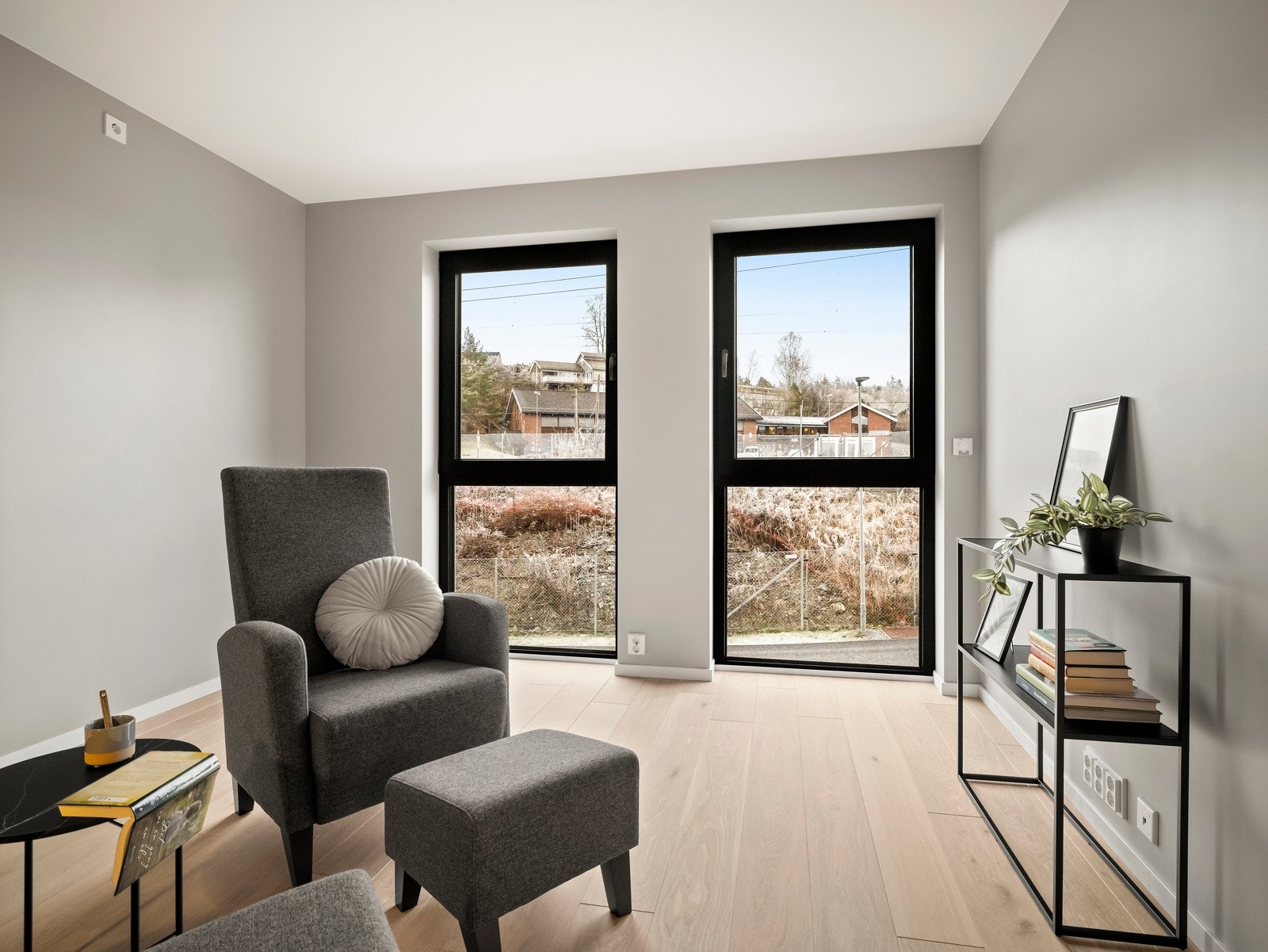 God plass til mediemøblement, sofa og ytterligere møblering. Galleribilde