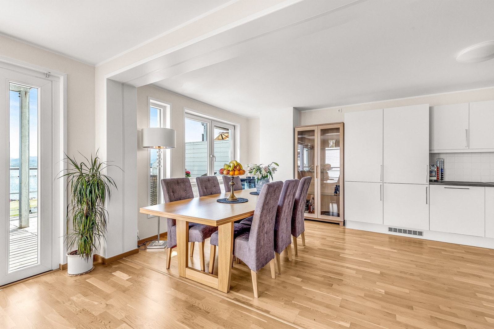 Spisestuedel mellom stue og kjøkken Galleribilde