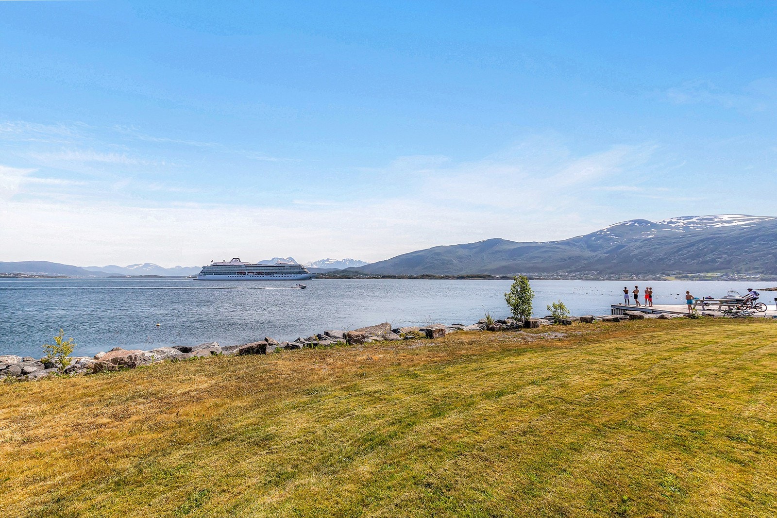 Innseilingen til Ålesund ligger rett utenfor eiendommens strandlinje Galleribilde