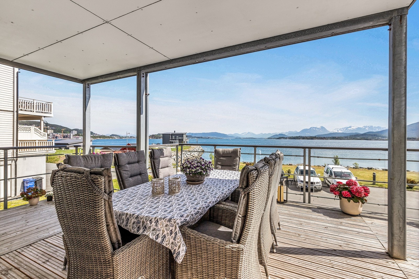 Stor og romslig terrasse med flott sjøutsikt mot Borgundfjorden og Sunnmørsalpane Galleribilde