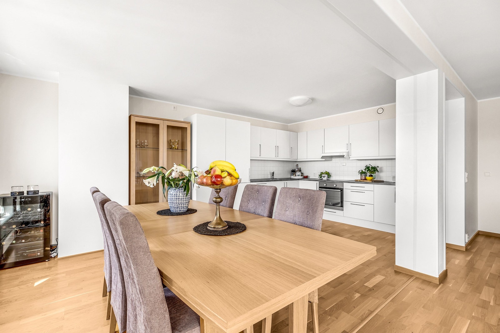 Spisestue mot kjøkken Galleribilde