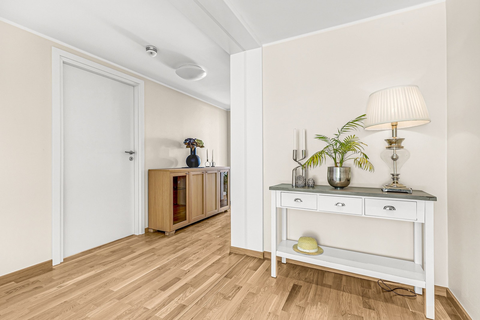 Velkommen til en innbydende gang med lys og romslig atmosfære Galleribilde