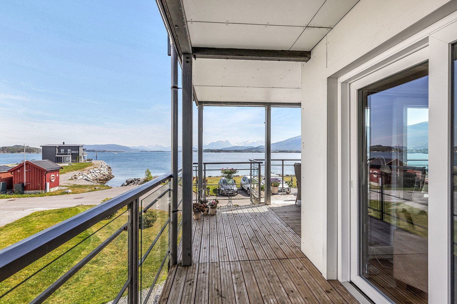 Terrassen strekker seg videre også på siden av leiligheten, med egen skyvedør Galleribilde