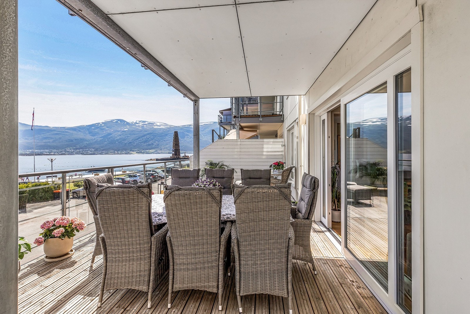 God plass til spisegruppe på terrasen, med skyvedør fra stue Galleribilde