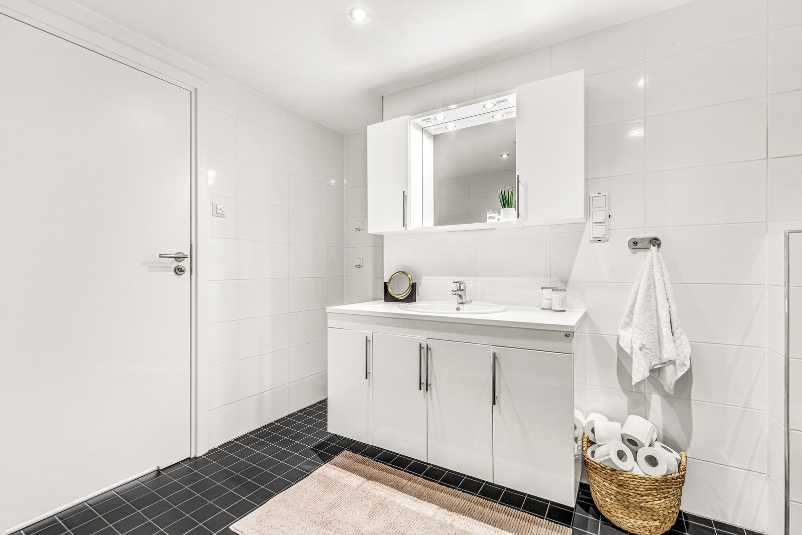 Lyst og moderne bad med elegant belysning og praktisk oppbevaring. Galleribilde