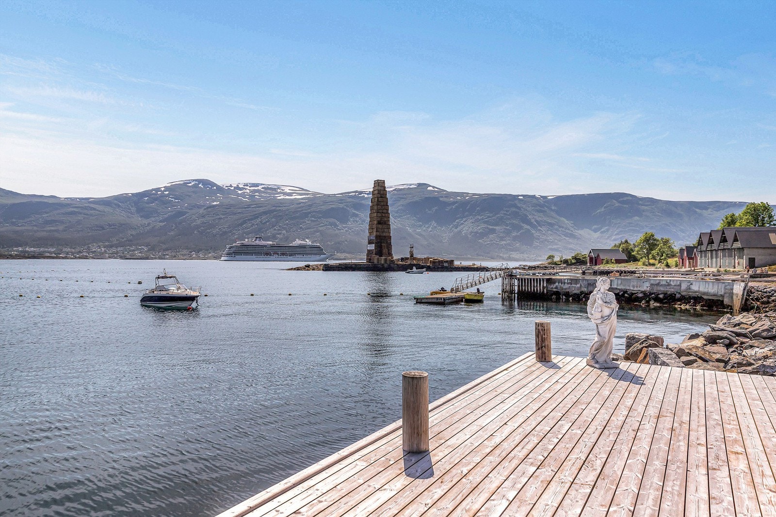 Gjestebryggekai i forkant av sameiet med panoramautsikt til Slinningsbålet Galleribilde