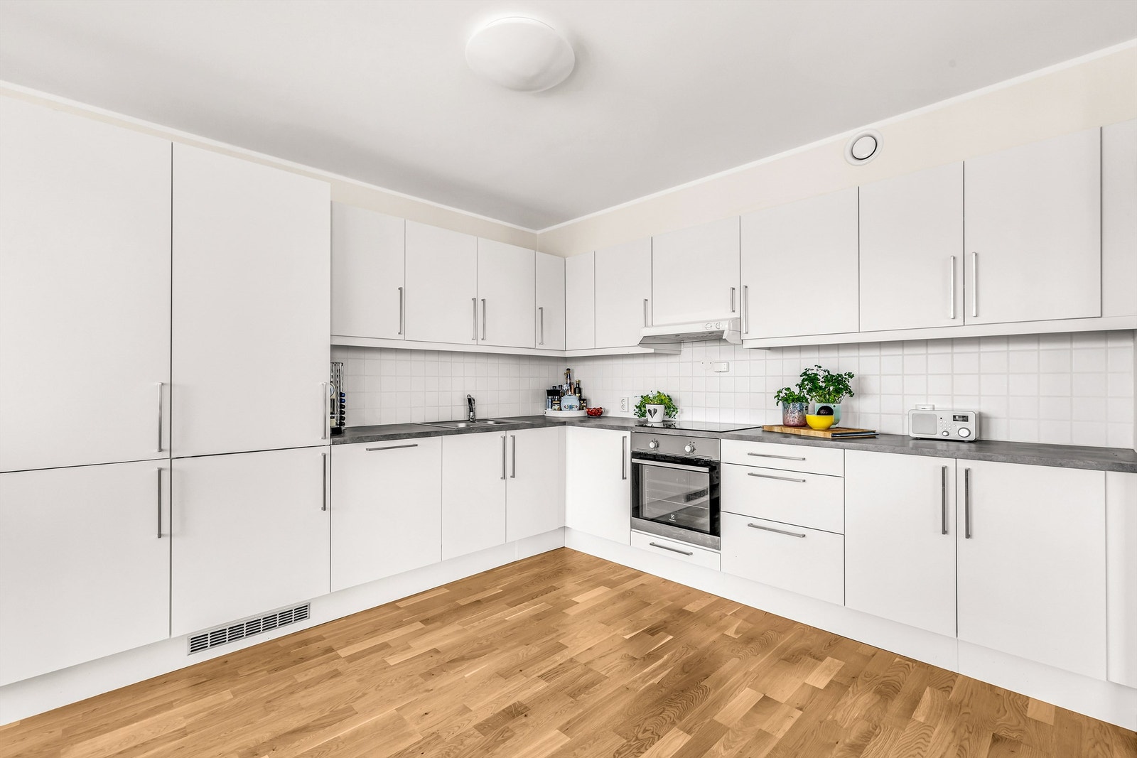 Moderne kjøkken med lyse fronter og god skapplass. Perfekt for matlaging og hyggelige stunder. Galleribilde