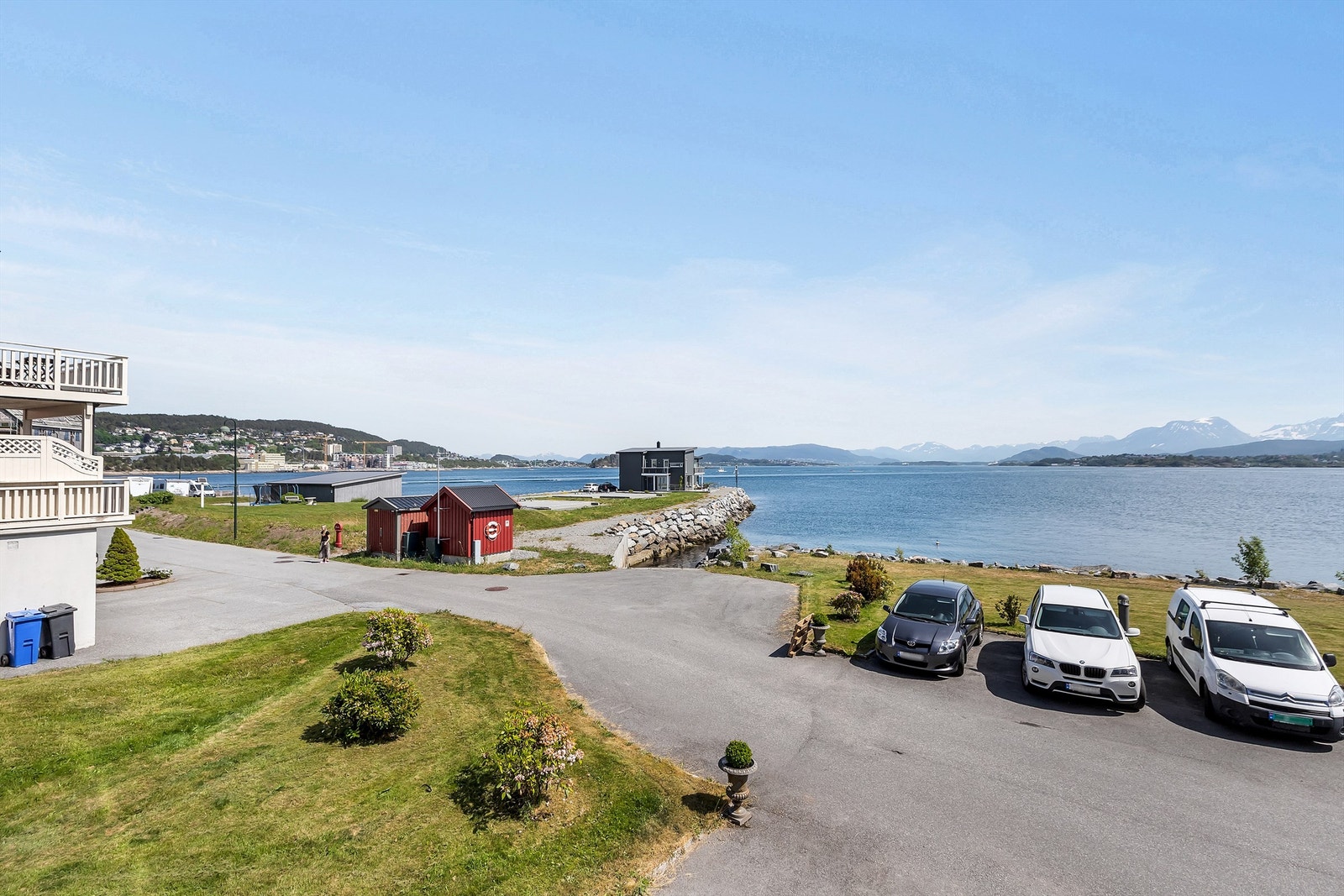 Sjønær beliggenhet med flott opparbeidelse i nærområdet Galleribilde