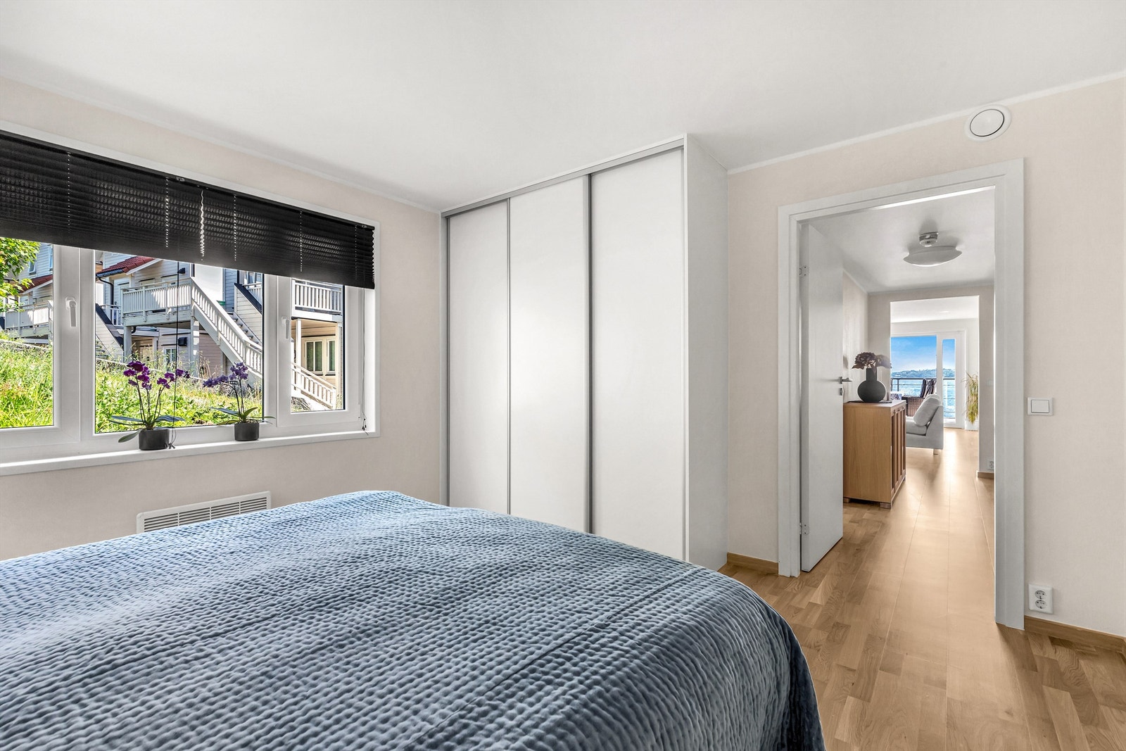 Hovedsoverom med skyvedørsgarderobe Galleribilde