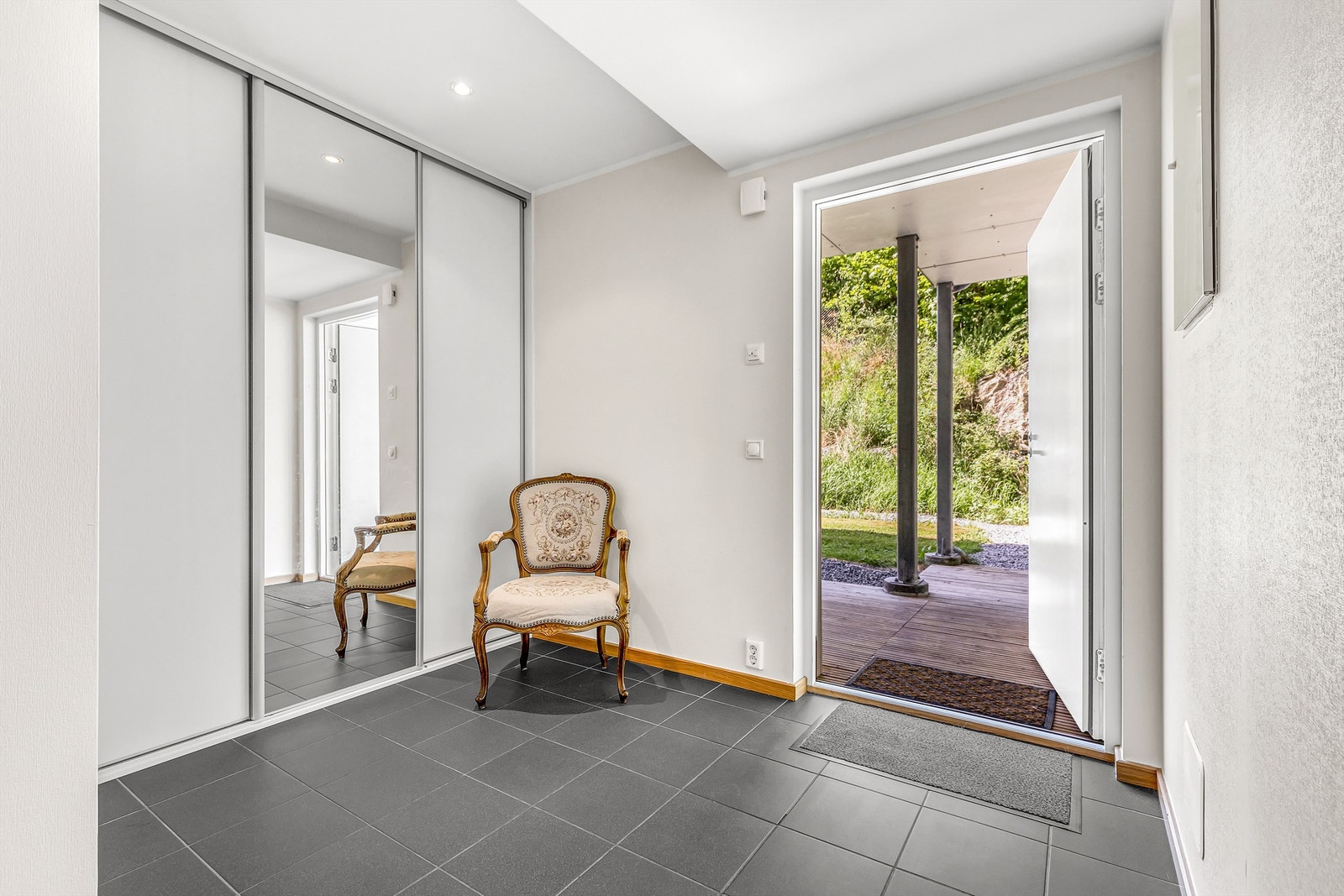 Flislagt gangentré med skyvedørsgarderobe Galleribilde