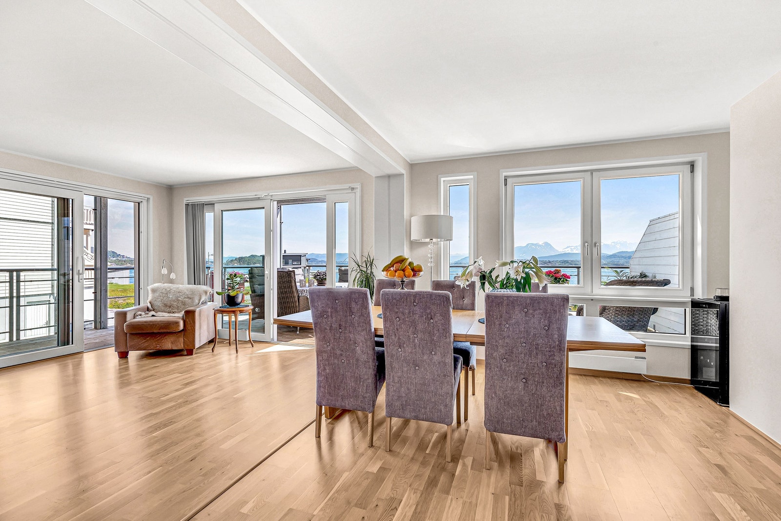 Lys og romslig stue med godt lysinnslipp Galleribilde