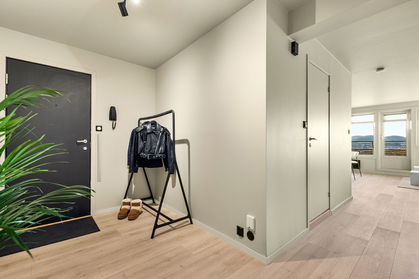 Fra felles innvendig trappegang, trer du inn i en meget romslig entré Galleribilde