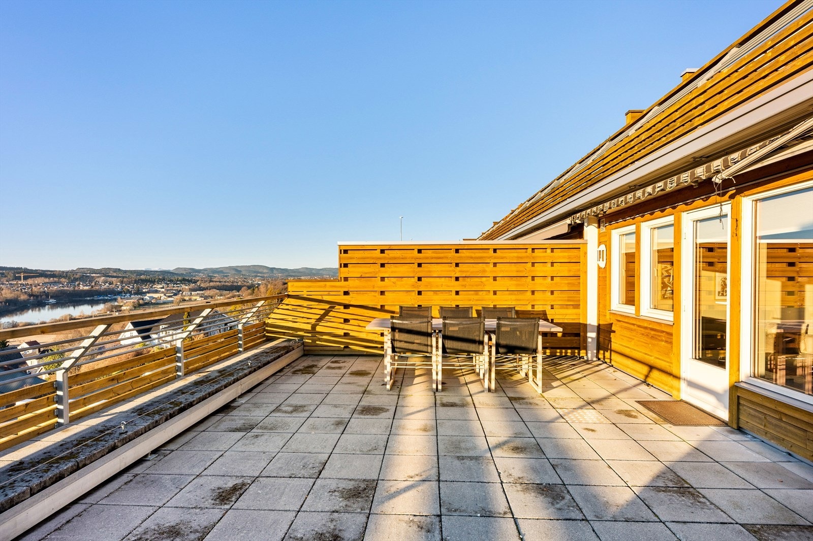 Meget romslig terrasse med god møbleringsfrihet Galleribilde