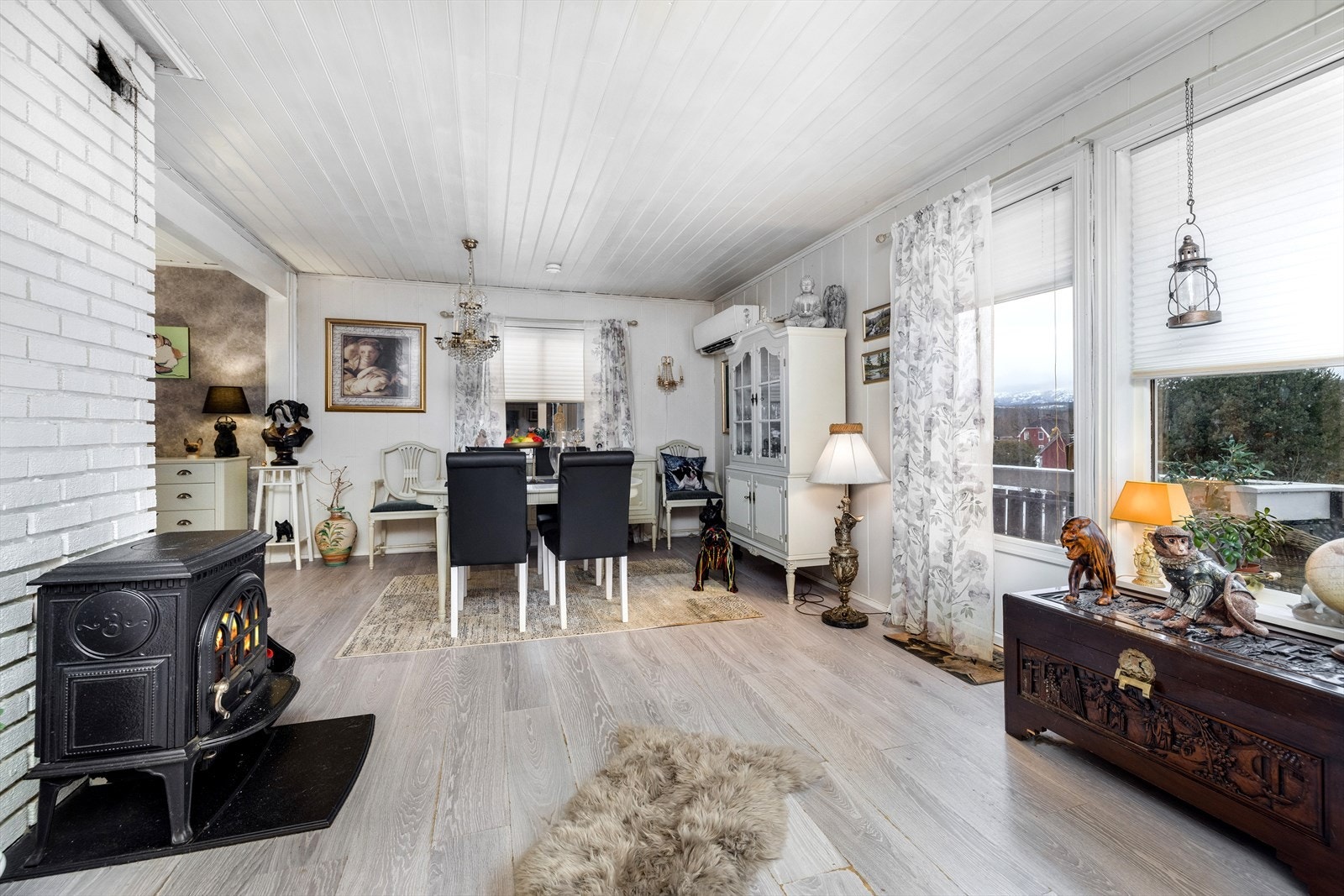 Det er god plass til stort spisebord og det er utgang til solrik terrasse. Galleribilde