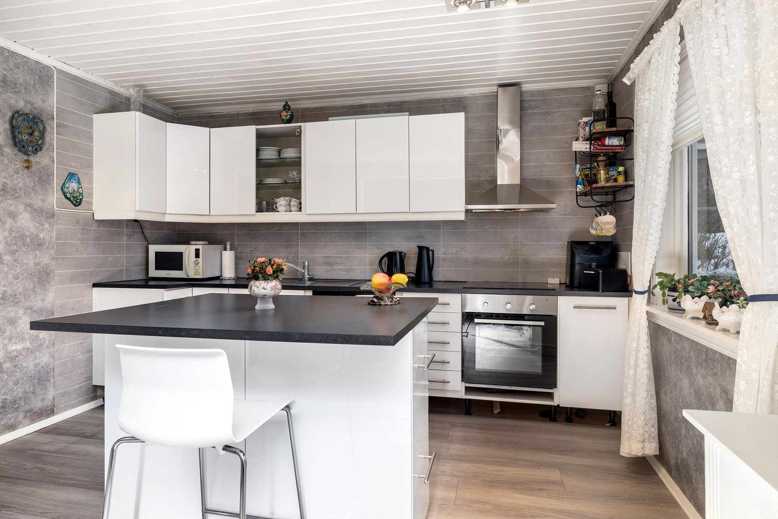 Over benkeskap er det montert kitchenboard-plater. Galleribilde
