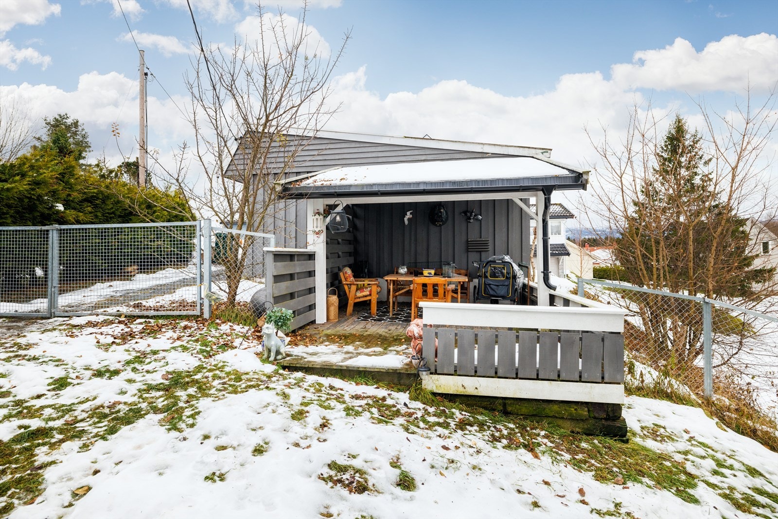På nordenden av garasjen er det en terrasseplatting på ca. 16 m². Galleribilde