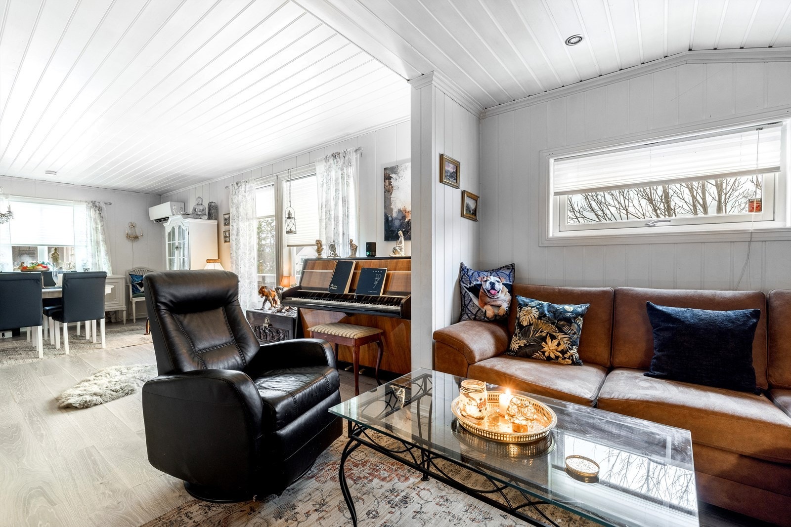 Det er laminat på gulv og panel på vegger og i tak. Galleribilde