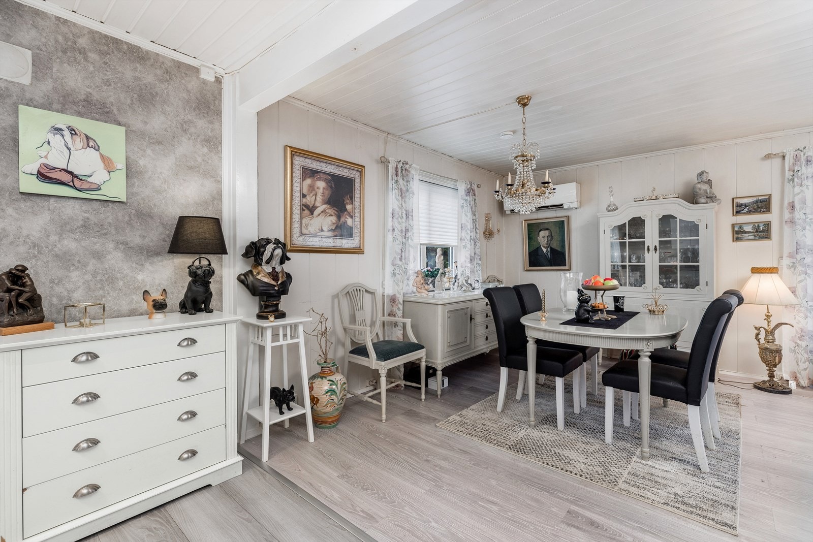 Varmepumpe og vedovn er montert i stue. Galleribilde