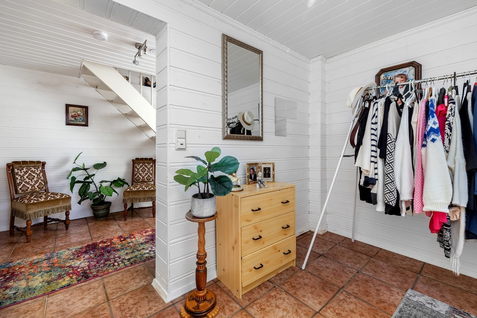 Innenfor gangen er det et praktisk omkledningsrom. Galleribilde