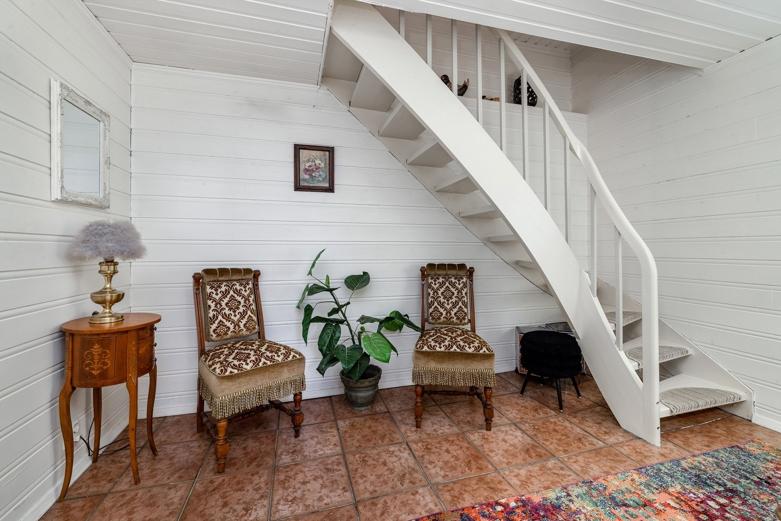 Romslig gang med god plass til å henge av seg yttertøy. Galleribilde