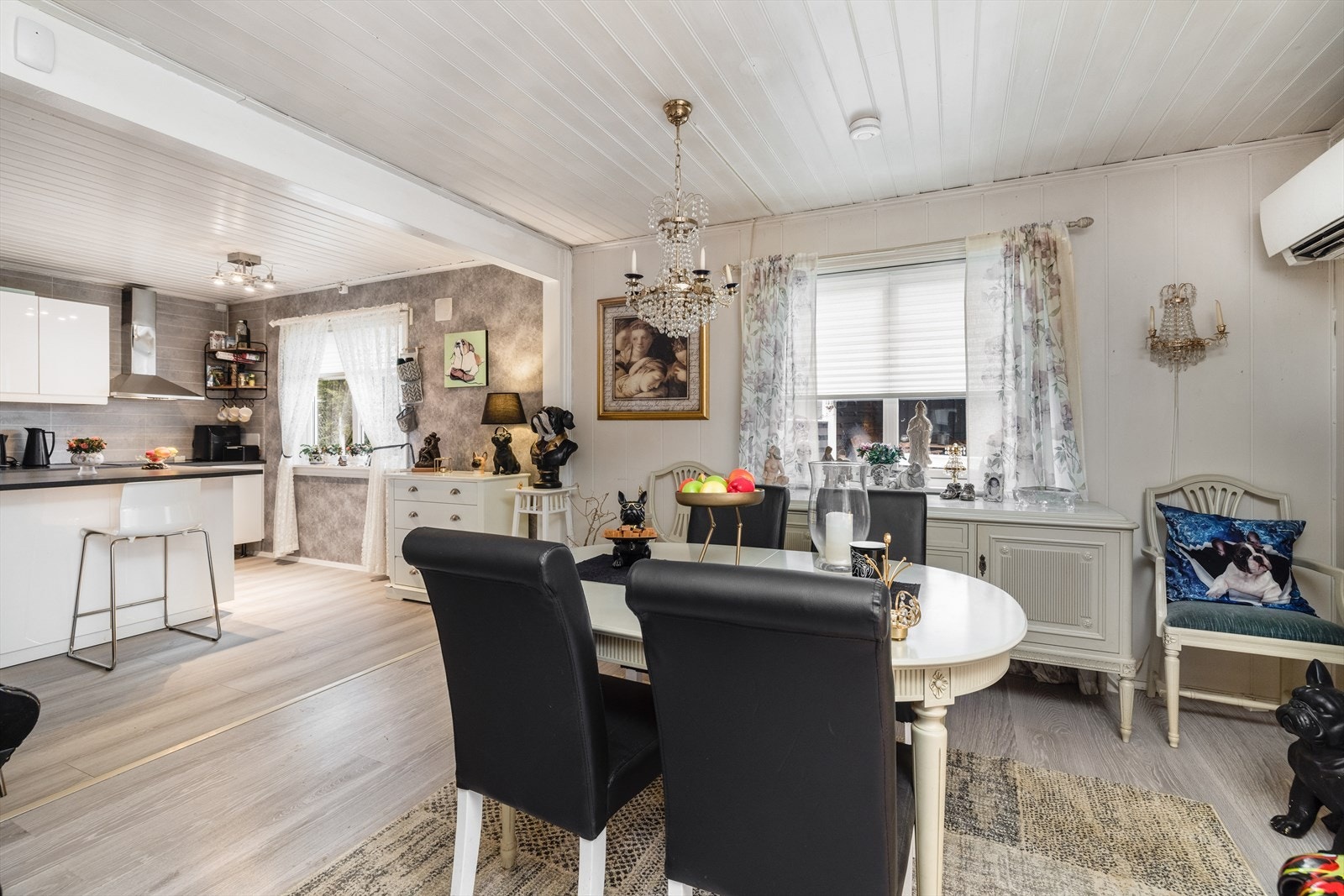 Det er åpen kjøkken- og stueløsning, noe som skaper et sosialt allrom. Galleribilde