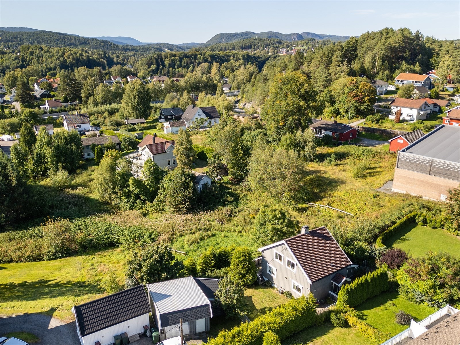 Boligen har en solrik beliggenhet med umiddelbare nærhet til Åmot sentrum. Galleribilde