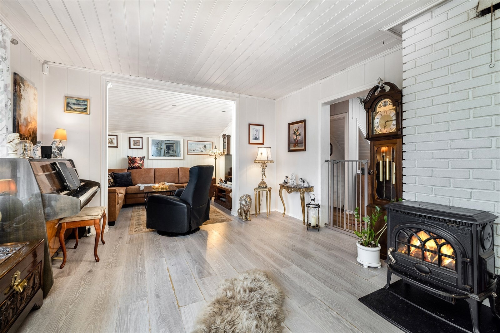 Koselig stue med plass til ulike soner. Galleribilde