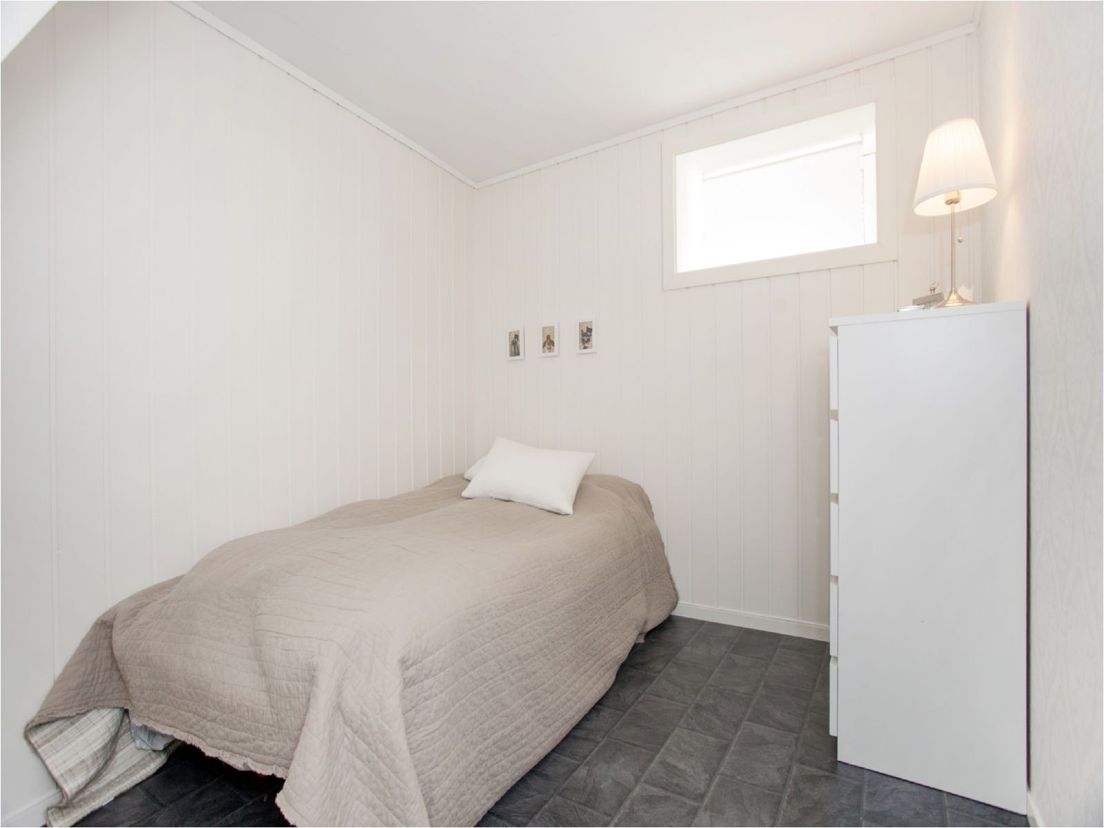 Soverommet ligger i underetasjen, skjermet fra trafikk og gate. Møbler ikke inkl. Galleribilde